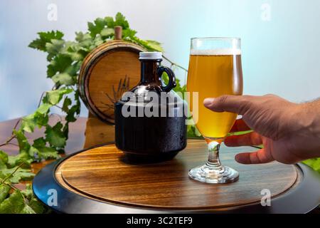 Golden Ale serviert in Bar-Umgebung mit Eichenfass Hintergrund Stockfoto