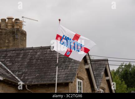 Eine Flagge, die das englische Frauenfußballteam unterstützt, das in einem Haus im Dorf North Leigh in Cotswold, Großbritannien, fliegt Stockfoto