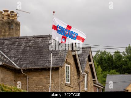 Eine Flagge, die das englische Frauenfußballteam unterstützt, das in einem Haus im Dorf North Leigh in Cotswold, Großbritannien, fliegt Stockfoto