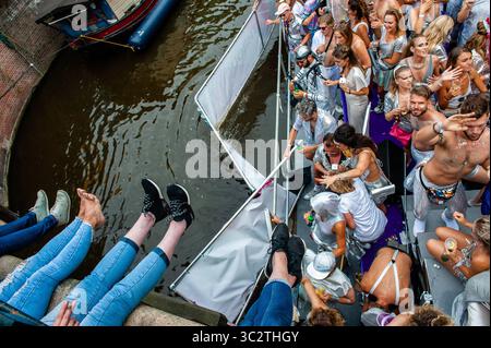 3. August 2019, Amsterdam, Nordholland, Niederlande: Eines der Boote der Parade stürzt während der Parade auf einer der Brücken ab. Die Canal Parade ist das, wofür Amsterdam Gay Pride berühmt ist. Es ist die Krone auf ihrem zweiwöchigen Festival mit mehr als 200 Veranstaltungen. Die Boote starten am Scheepvaart-Museum im östlichen Teil des Stadtzentrums und bewegen sich in Richtung Amstel. Von dort geht es weiter über die Prinsengracht in Richtung Westerdok. Die Kanalparade beginnt gegen 12,30 Uhr und dauert den ganzen Nachmittag. Rund 80 Boote verschiedener Organisationen und nicht-profis Stockfoto