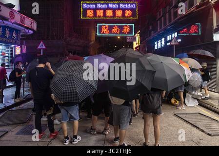 3. August 2019, Hongkong, China: Demonstranten verwenden Regenschirme, um sich zu bedecken, während sie Barrikaden mit Metallzäunen bauen. Trotz der Bemühungen der Regierung Hongkongs, die Situation zu beruhigen, indem sie das Auslieferungsgesetz für „tot“ erklärte, nahmen immer noch Tausende Demonstranten an regierungsfeindlichen Protesten in verschiedenen Gebieten Hongkongs Teil. Es wurden mehrere Zusammenstöße zwischen Demonstranten und der Polizei gemeldet und eine große Anzahl von Demonstranten wurde von der Polizei verhaftet. (Credit Image: © Miguel Candela/SOPA Images via ZUMA Wire) Stockfoto