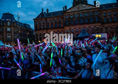 4. August 2019, Amsterdam, Nordholland, Niederlande: Ein großes Publikum hat während der Vorstellung Spaß. 2018 spielte der Eurovision-Gewinner Israel Netta beim Abschlusskonzert des Pride Amsterdam auf dem Dam-Platz im Zentrum der Stadt. Am Sonntag tritt die offizielle End â€“ Party auf, bei der immer eine bunte Künstlersammlung zu sehen ist. (Credit Image: © Ana Fernandez/SOPA Images via ZUMA Wire) Stockfoto