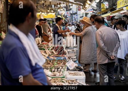 4. August 2019, Tokio, Japan: Auf dem Ameya Yokocho Market (Ameyoko) in Tokio haben Menschen beim Einkaufen frischen Fischs gesehen. Entlang der engen Gasse gibt es etwa 500 Geschäfte, die täglich von Zehntausenden von Menschen besucht werden. (Foto: © Takahiro Yoshida/SOPA Bilder via ZUMA Wire) Stockfoto