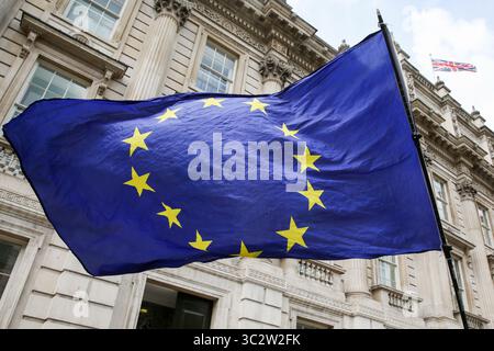 6. August 2019, London, Vereinigtes Königreich: Ein Anti-Brexit-Demonstrant schwingt vor dem Kabinettsbüro in Whitehall, Westminster, London eine EU-Flagge. (Kreditbild: © Dinendra Haria/SOPA Images via ZUMA Wire) Stockfoto