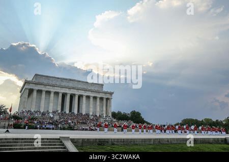 6. August 2019 – Washington, District of Columbia, USA – Mitglieder des „Commandant's Own“, des U.S. Marine Drum and Bugle Corps, treten während einer Sunset Parade am Lincoln Memorial in Washington, D.C., am 6. August 2019 auf. (Kreditbild: © U.S. Marines/ZUMA Wire/ZUMAPRESS.com) Stockfoto