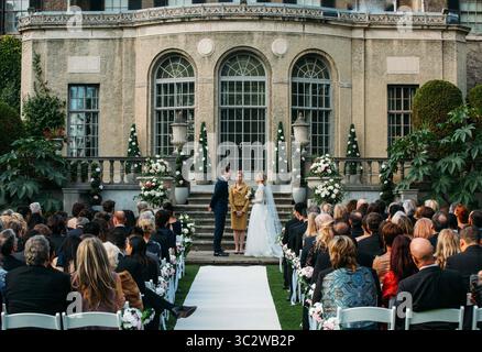 ERSCHEINUNGSDATUM: 23. August 2019 TITEL: Ready or Not STUDIO: Fox Searchlight Pictures REGISSEUR: Matt Bettinelli-Olpin, Tyler Gillett PLOT: A Bride's Wedding Night nimmt eine finstere Wende, als ihre exzentrischen neuen Schwiegereltern sie zwingen, an einem furchterregenden Spiel teilzunehmen. DIE HAUPTROLLE: ADAM BRODY als Daniel, SAMARA WEBT als Grace. (Bild: © Fox Searchlight Pictures/Entertainment Pictures/ZUMAPRESS.com) Stockfoto