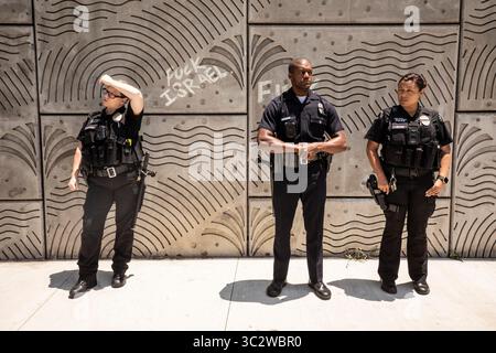 Die Polizei von Los Angeles verhaftet am Donnerstag, 18. Juli 2025, einen Demonstranten vor dem North Los Angeles Federal Building von 300 in der Innenstadt von Los Angeles. Der Mann wurde wegen Behinderung zitiert, nachdem er während der Anti-EIS-Demonstration im Weg eines LAPD-Fahrzeugs stand. Stockfoto