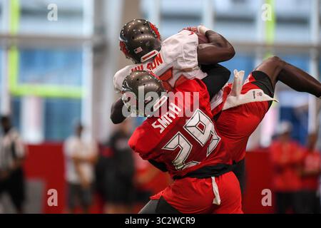 7. August 2019, Tampa, Florida, USA: Tampa Bay Buccaneers Cornerback Ryan Smith (29) greift Tampa Bay Buccaneers Wide Receiver Bobo Wilson (85) an, nachdem Wilson am Mittwoch, 07. August 2019 im AdventHealth Training Center in Tampa einen Fang absolviert hat. (Bild: © Allie Goulding/Tampa Bay Times via ZUMA Wire) Stockfoto