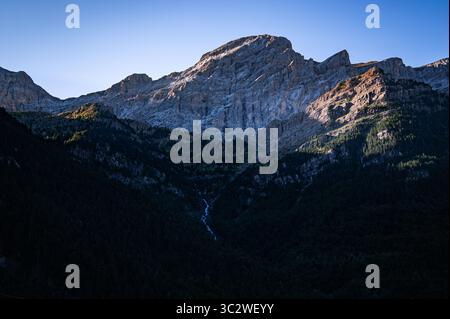 Goldenes Morgenlicht auf den Berggipfeln im Ordesa-Tal, spanische Pyrenäen Stockfoto