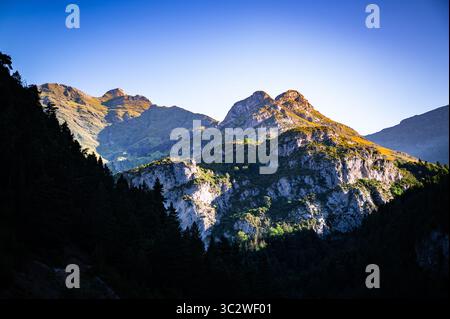 Goldenes Morgenlicht auf den Berggipfeln im Ordesa-Tal, spanische Pyrenäen Stockfoto