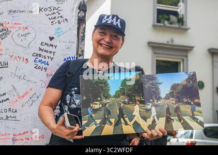 8. August 2019, London, Vereinigtes Königreich: Ein Beatles-Fan hält die ursprünglichen Abbey Road-Albumcover zum 50. Jahrestag seiner Veröffentlichung am 8. August 1969. (Kreditbild: © Amer Ghazzal/SOPA Bilder via ZUMA Wire) Stockfoto