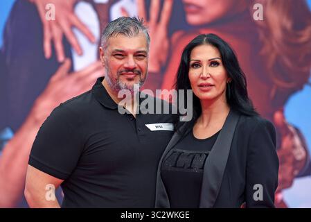 Imad Mardnli mit Ehefrau Samia Mardnli bei der Deutschlandpremiere des Kinofilms DIE NACKTE KANONE im UCI Luxe East Side Gallery in Berlin am 24.07.2025 *** Imad Mardnli mit seiner Frau Samia Mardnli bei der Deutschlandpremiere des Films DIE NACKTE KANONE in der UCI Luxe East Side Gallery in Berlin am 24 07 2025 Stockfoto