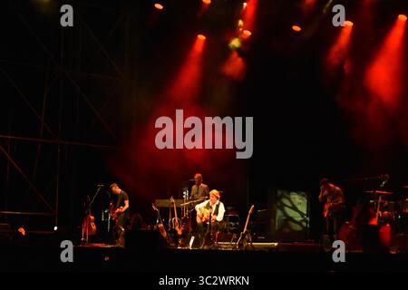 Cosenza, Italien. Juli 2025. COSENZA, ITALIEN - 24. JULI 2025: Der italienische Sänger Cristiano de Andre tritt am 24. Juli 2025 in der Arena Rendano auf. Quelle: Live Media Publishing Group/Alamy Live News Stockfoto