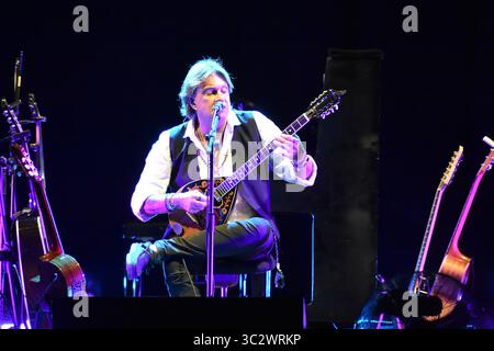 Cosenza, Italien. Juli 2025. COSENZA, ITALIEN - 24. JULI 2025: Der italienische Sänger Cristiano de Andre tritt am 24. Juli 2025 in der Arena Rendano auf. Quelle: Live Media Publishing Group/Alamy Live News Stockfoto
