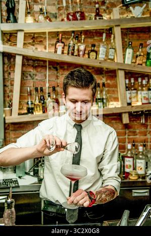 Sheregesh, Russland, 22. Februar 2017, Barkeeper bereitet alkoholische Getränke Cocktails in der Bar zu Stockfoto