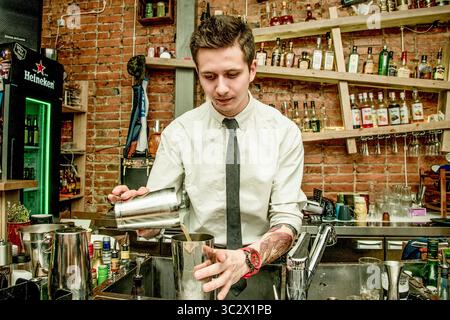 Sheregesh, Russland, 22. Februar 2017, Barkeeper bereitet alkoholische Getränke Cocktails in der Bar zu Stockfoto