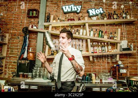 Sheregesh, Russland, 22. Februar 2017, Barkeeper bereitet alkoholische Getränke Cocktails in der Bar zu Stockfoto