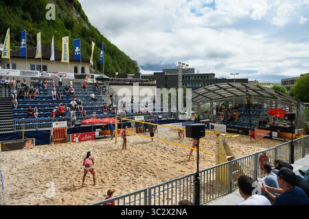 10. August 2019, Vaduz, Vaduz, Liechtenstein: Allgemeiner Blick auf den zentralen Platz während des Viertelfinalspiels des FIVB Beach Volleyball World Tour Star-1 Turniers. (Kreditbild: © Bruno de Carvalho/SOPA Bilder via ZUMA Wire) Stockfoto