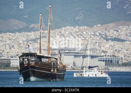 August 12, 2019, Athen, Griechenland: Al Mubaraki Schiff fährt von zeas Marina, Piräus zum Hafen der Insel Korfu.. Das Schiff ist eine zweijährige Reise der FIFA WM 2022 Länder des Persischen Golfs, im Indischen Ozean und im Mittelmeer zu fördern. Wm 2022 in Katar statt. (Bild: © giorgos Zachos/SOPA Bilder über ZUMA Draht) Stockfoto