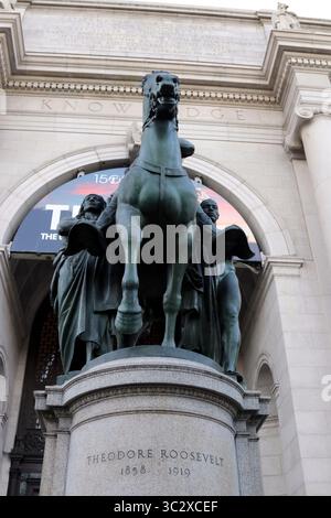 11. August 2019, New York City, New York, USA: AKTENFOTO: Black Lives Matter Aktivist hielt an der Equestrian Statue von Theodore Roosevelt an, der am 11. August 2019 als 26. Präsident der Vereinigten Staaten im American Museum of Natural History während der Black Lives Matter (BLM) der Greater New York Kundgebung und märz diente. Die Reiterstatue zeigt Theodore Roosevelt zu Pferd. Zu beiden Seiten stehen ein Indianer und ein Afroamerikaner. (Bild: © G. Ronald Lopez/ZUMA Wire) Stockfoto