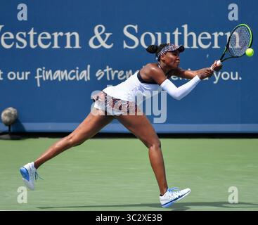 13. August 2019: Venus Williams (USA) besiegte K. Bertens (NED) bei den Western & Southern Open im Lindner Family Tennis Center in Mason, Ohio. (Kreditbild: © Leslie Billman/CSM via ZUMA Wire) Stockfoto