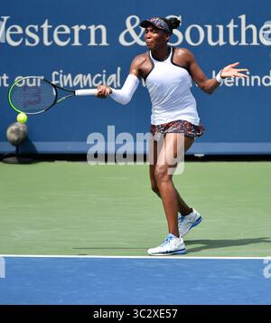 13. August 2019: Venus Williams (USA) besiegte Kiki Bertens (NED) bei den Western & Southern Open im Lindner Family Tennis Center in Mason, Ohio. ©Leslie Billman/Tennisclix/CSM(Credit Image: &Copy; Leslie Billman/CSM via ZUMA Wire) Stockfoto