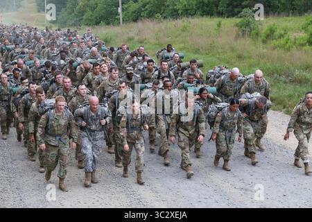 11. Juni 2019 – North Little Rock, Arkansas, USA – Soldaten des 87. Truppenkommandos nehmen am 12. Juni 2019 an einem 13-Meilen-Ruck-marsch Teil, während des jährlichen Trainings im Robinson Maneuver Training Center in North Little Rock, Arkansas. (Bild: © U.S. Army/ZUMA Wire/ZUMAPRESS.com) Stockfoto
