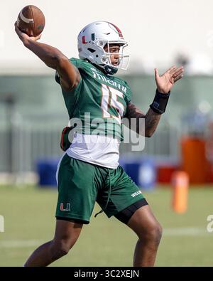 28. Juli 2019, Coral Gables, FL, USA: Miami Hurricanes Redshirt Feshman Quarterback Jarren Williams setzt sich am 28. Juli 2019 im Greentree Field in Coral Gables, Fla. Auf den Weg, während des Herbsttrainings zu werfen (Credit Image: © TNS via ZUMA Wire) Stockfoto