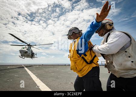 9. August 2019: Philippine Sea – Logistics Specialist 3rd Class Amanda Callender aus Tobyhanna, Pennsylvania, schickt eine UH-1Y Huey, die der Marine Medium Tiltrotor Squadron (VMM) 265 (verstärkt) zugewiesen wurde, als sie auf dem Flugdeck an Bord des Amphibienschiffes USS Ashland (LSD 48) startet. Ashland, Teil der Wasp Amphibious Ready Group, mit der 31st Marine Expeditionary Unit, arbeitet in der indopazifischen Region, um die Interoperabilität mit Partnern zu verbessern und als Bereitschaftstruppe für jede Art von Eventualität zu dienen. (Kreditbild: © U.S. Navy/ZUMA Wire/ZUMAPRESS.com) Stockfoto