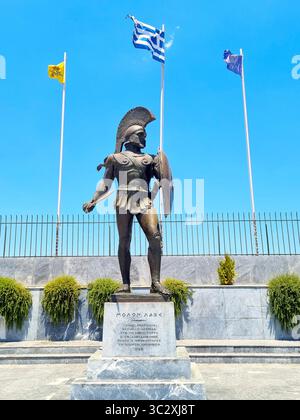 Moderne Bronzestatue des berühmten spartanischen Königs und Befehlshabers Leonidas in Rüstung, mit Schwert und Schild in der Stadt Sparta, Griechenland Stockfoto