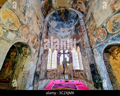 Farbenfrohe Fresken im Inneren der Klosterkirche St. Demetrius im antiken Mystras, Griechenland Stockfoto