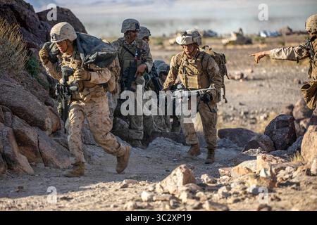 5. August 2019: Twentynine Palms, Kalifornien, USA: US-Marines mit 1. Bataillon, 25. Marine-Regiment, 4. Marine-Division, navigieren durch Range 400 im Marine Corps Air Ground Combat Center Twentynine Palms, Kalifornien, 5. August 2019, während der integrierten Trainingsübung 5.-19. Nach der ITX 5-19, dem 1. Bataillon, wird das 25. Marine-Regiment aktiviert und zum Indo-Pazifik-Kommando eingesetzt, um mehrere Übungen in der Region durchzuführen. ITX misst die Fähigkeit der Einheiten, eine zusammenhängende, geschulte und einsatzbereite Fähigkeit zur Unterstützung der Anforderungen des Service- und Combatant Commander bereitzustellen. (Kreditbild: © US Stockfoto
