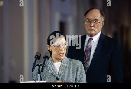 August 1993, Washington, DC, USA: Washington, DC. 10. August 1993. Associate Justice Ruth Bader Ginsberg spricht vor der versammelten Menge im East Room des Weißen Hauses, als Chief Justice William H. Rehnquist hinter ihr steht (Credit Image: © Mark Reinstein/ZUMA Wire) Stockfoto