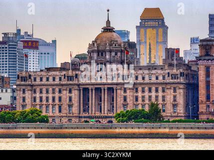 30. Oktober 2006, Shanghai, China: Von der Pudong Riverside Promenade aus betrachtet, beherbergt das neoklassizistische Gebäude der HSBC (Hong Kong and Shanghai Banking Corporation) am historischen Bund auf der Westseite des Whangpu River in der Altstadt von Shanghai, heute die Shanghai Pudong Development Bank. Die Nachbarschaft ist ein Top-Touristenziel in Shanghai. (Bild: © Arnold Drapkin/ZUMA Wire) Stockfoto