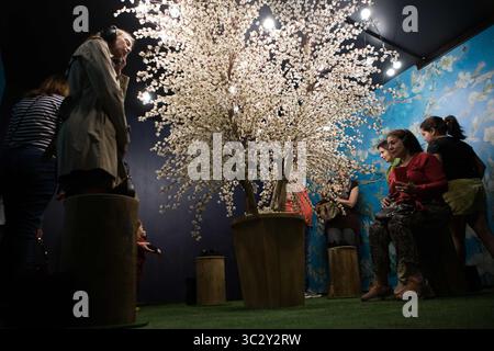 17. August 2019, Sao Paulo, Brasilien: Menschen interagieren in einer immersiven Ausstellung von Vicent Van Goghs Arbeit im Shopping in Sao Paulo (Foto: © Dario Oliveira/ZUMA Wire) Stockfoto