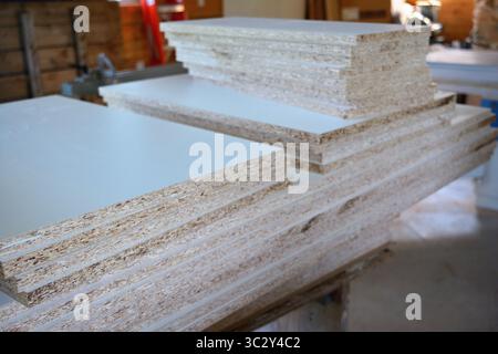 Stapel von Spanplatten in einer Werkstatt Stockfoto