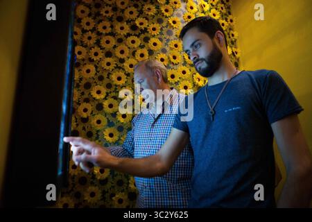 17. August 2019, Sao Paulo, Brasilien: Menschen interagieren in einer immersiven Ausstellung von Vicent Van Goghs Arbeit im Shopping in Sao Paulo (Foto: © Dario Oliveira/ZUMA Wire) Stockfoto