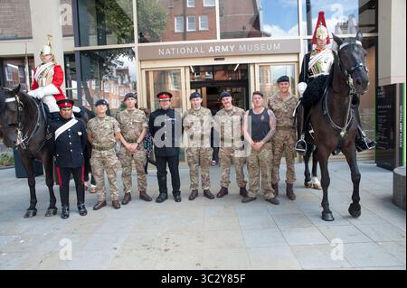 17. August 2019, London, Vereinigtes Königreich: Her Majesty's Cavalry Meet the Stars, Chelsea Pensioners Bill Hunt, 84, von den Blues & Royals und John West, 79, von den Life Guards, plaudern mit derzeit diensthabenden Soldaten. Kavallerie Black, Farrier aus dem Regiment am Werk und ein CVR(T) Scimitar Aufklärungsfahrzeug. National Army Museum, London 17.08.19..mit: General View, Household Cavalry, Troopers, Colonel S H Cowen.Wo: London, Großbritannien.Wann: 17. Aug 2019.Credit: >..**NUR VERFÜGBAR FÜR DIE USA* (Credit Image: © Tsaa/WENN Via ZUMA Press) Stockfoto