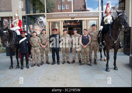 17. August 2019, London, Vereinigtes Königreich: Her Majesty's Cavalry Meet the Stars, Chelsea Pensioners Bill Hunt, 84, von den Blues & Royals und John West, 79, von den Life Guards, plaudern mit derzeit diensthabenden Soldaten. Kavallerie Black, Farrier aus dem Regiment am Werk und ein CVR(T) Scimitar Aufklärungsfahrzeug. National Army Museum, London 17.08.19..mit: Truppe, General View, Household Cavalry, Colonel S H Cowen.Wo: London, Großbritannien.Wann: 17. Aug 2019.Credit: >..**NUR VERFÜGBAR FÜR DIE USA* (Credit Image: © Tsaa/WENN Via ZUMA Press) Stockfoto