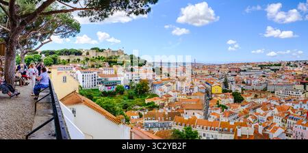 Touristen am Aussichtspunkt Miradouro da Graca mit Blick auf die Skyline der Altstadt von Lissabon, Portugal Stockfoto