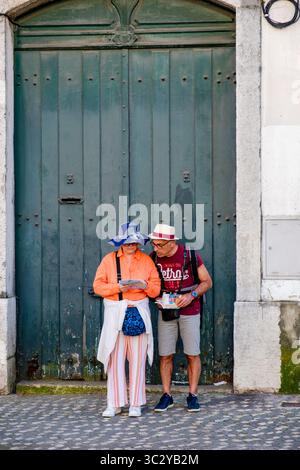Verlorenes Touristenpaar mittleren Alters, das sich einen Stadtplan anschaut, Mann und Frau, Lissabon, Portugal Stockfoto