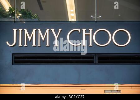 4. August 2019, Shanghai, China: Jimmy Choo Logo ein britisches Modehaus, das auf Luxusschuhe spezialisiert ist und am Shanghai Hongqiao International Airport gesehen wird. (Credit Image: © Alex Tai/SOPA Images via ZUMA Wire) Stockfoto