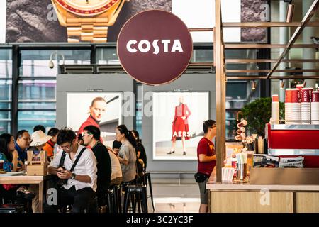 August 2019, Shanghai, China: Kunden des britischen multinationalen Kaffeehauses Costa Coffee Store im Shanghai Hongqiao International Airport. (Credit Image: © Alex Tai/SOPA Images via ZUMA Wire) Stockfoto