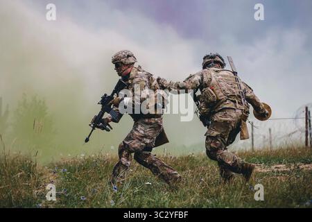 12. August 2019 – Deutschland – Fallschirmjäger der US-Armee, die dem 2. Bataillon, 503. Infanterieregiment, der 173. Luftlandebrigade, zugewiesen wurden, nehmen am 12. Bis 13. August 2019 einen Brazier-Angriff auf die Übung Rock Shock 2 im Grafenwoehr-Trainingsgebiet ein. (Bild: © U.S. Army/ZUMA Wire/ZUMAPRESS.com) Stockfoto