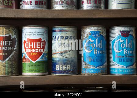 19. August 2019, USA: Die Clipper Pale Beer Dose im Zentrum ist Greg Nelsons Favorit in seiner Sammlung von 5000 alten Bierdosen. Fotoaufnahme in Cedar Grove am Montag, 19. August 2019. Das Clipper Pale Beer wurde 1940 von Grace Brothers Brewing Co. In Santa Rosa gebraut. (Bild: © Eddie Moore/Albuquerque Journal via ZUMA Wire) Stockfoto