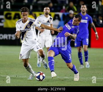 20. August 2019, Los Angeles, Kalifornien, USA: LA Galaxy Stürmer Ethan Zubak (29) spielt im Halbfinalspiel zwischen LA Galaxy und Cruz Azul in Carson, Kalifornien, am 20. August 2019 gegen Cruz Azul Stürmer Milton Caraglio (9). (Bild: © Ringo Chiu/ZUMA Wire) Stockfoto