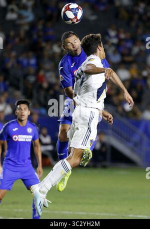 20. August 2019: Cruz Azul Verteidiger Pablo Aguilar (23) und LA Galaxy Stürmer Ethan Zubak (29) kämpfen im Halbfinalspiel des Liagues Cup zwischen LA Galaxy und Cruz Azul in Carson, Kalifornien, am 20. August 2019 um den Kopf. (Bild: © Ringo Chiu/ZUMA Wire) Stockfoto