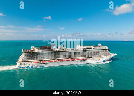 Miami, Florida, USA - 11. Mai 2025: Kreuzfahrt-Abenteuer. NCL. Norwegische Kreuzfahrtlinie. Bootstour auf dem Schiff und Fahrt auf dem Meer. Schiff verlässt Miami Stockfoto
