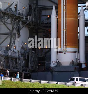 21. August 2019, Cape Canaveral, FL, Vereinigte Staaten: Die Menschen stehen in der Nähe der zwei Festkörperraketenmotoren auf der Basis einer Delta IV-Rakete der United Launch Alliance, die am Raumfahrtanleger 37 auf der Cape Canaveral Air Force Station steht, um den geplanten Start am 22. August 2019 um 9.00 Uhr ET vorzubereiten. Die Rakete wird das zweite GPS III Magellan-Raumschiff in eine mittlere Erdumlaufbahn für die US Air Force bringen. (Credit Image: © Paul Hennessy/SOPA Images via ZUMA Wire) Stockfoto