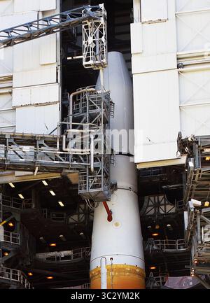 21. August 2019, Cape Canaveral, FL, Vereinigte Staaten: Die Nutzlastverkleidung einer United Launch Alliance Delta IV-Rakete wird am Raumfahrtkomplex 37 auf der Cape Canaveral Air Force Station gesehen, um den geplanten Start um 9.00 Uhr ET am 22. August 2019 vorzubereiten. Die Rakete wird das zweite GPS III Magellan-Raumschiff in eine mittlere Erdumlaufbahn für die US Air Force bringen. (Credit Image: © Paul Hennessy/SOPA Images via ZUMA Wire) Stockfoto